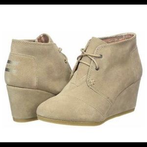 Toms Womens Desert Wedge Boot Taupe Suede